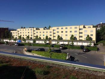 Parkplatz und Blockwohnung